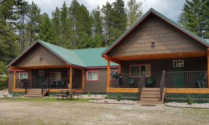 Martin City Cabin | 12 Minutes from Glacier National Park~ Moose Creek Cabin at Lazy Bear Lodging