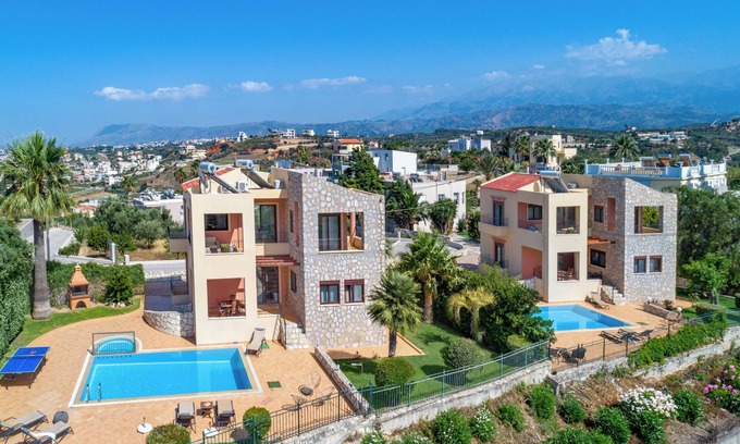 Stalos Villa | 12 People*2 Private pool * 500mt to Stalos beach* Walk to Tavernas & Supermarket