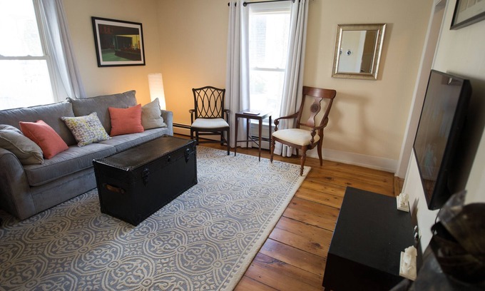 West End House | 1200 sq ft ♦ West End Townhouse ♦ Perfect Location