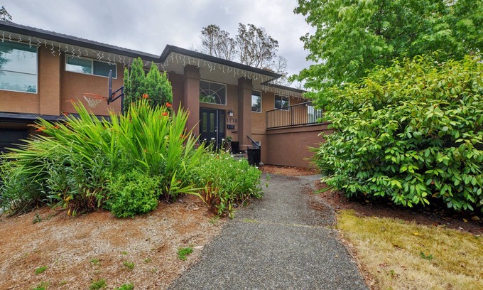 Cordova Bay Apartment | #121 Mysty Woods - 2 Bedroom Garden Suite