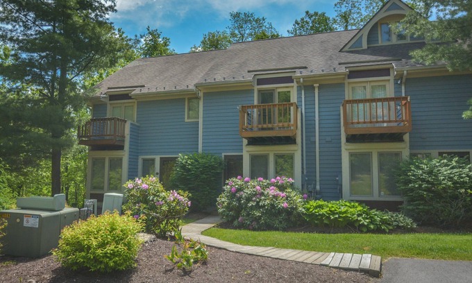 McHenry House | 13 Lakeview Court | Pet Friendly & Great Views!
