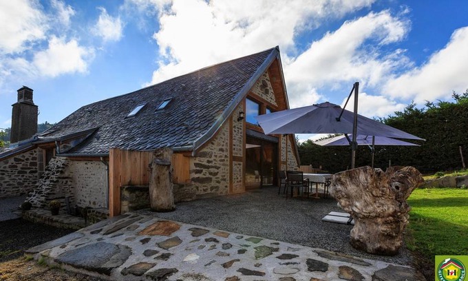 Orcival House | 130 m² Gîte ∙ 4 bedrooms ∙ 8 guests