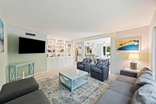 West Beach Village House | 1358 Fairway Oaks