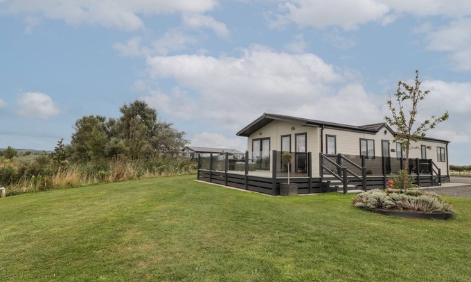 Burnham-on-Sea Cottage | 14 FAIRWAYS, family friendly, with pool in Burnham-On-Sea