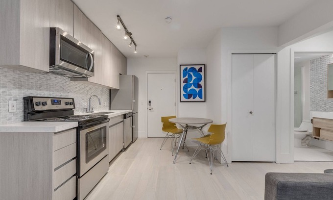 West End Apartment | 1425 Haro-Studio-Pet Friendly - Downtown Vancouver
