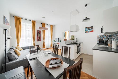 Rudolfsheim-Funfhaus Apartment | 15 C&J's apartment