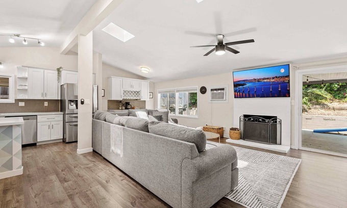 Serra Mesa House | 15 Min to Beach and Zoo! | Private Yard w/Hot Tub