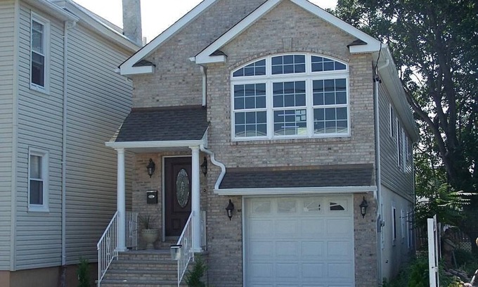 Paterson Apartment | 15 mins away from NYC & American Dream Mall. 3 BR -2 Baths. Free Washer & Dryer