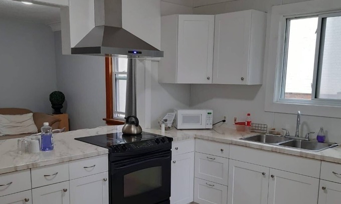 Thunder Bay House | 1500 sq ft House, 7 beds, full kitchen, free parking, Free laundry, clean,