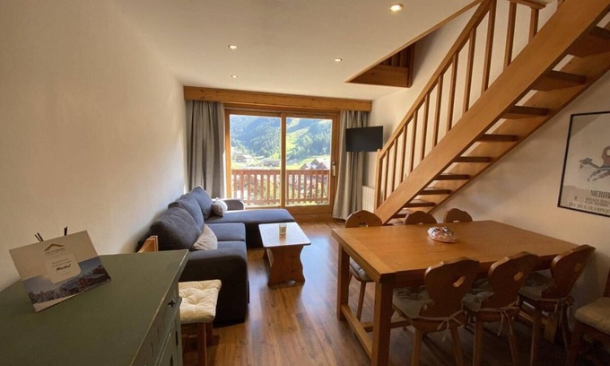 Meribel Centre Apartment | 150m from ski slopes, 5th floor, view resort, balcony, tv, ski locker, 42m², Méribel