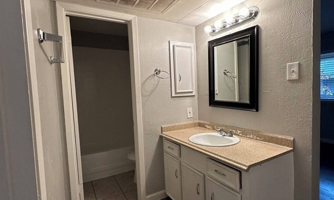 Old East Dallas Apartment | 1512 Annex Avenue : Semi furnished apartment