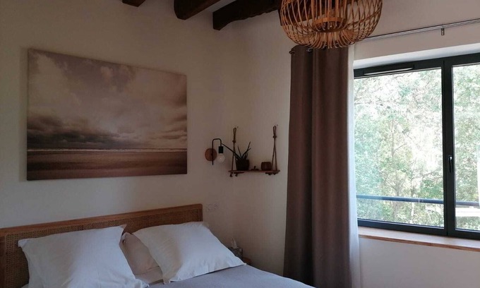 Murs-Erigne Bed & Breakfast | 15mn from Angers center - 28m² cottage - in the heart of nature, pond view.