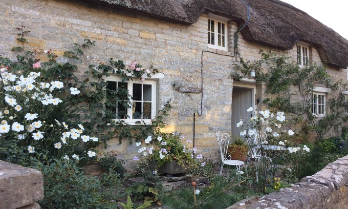 Dundon Cottage | 15th century 3 bedroom cottage & delightful garden