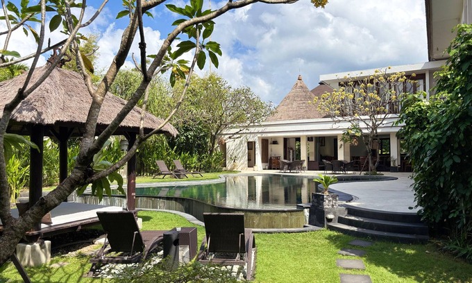 Dewi Sri Villa | 16 Bedroom Villa Private Pool Complex in Legian Bali