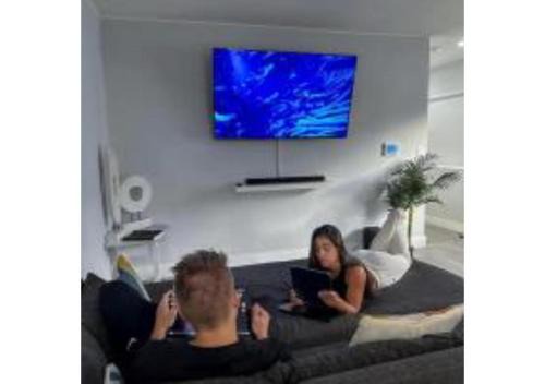 East Little Havana Apartment | 16 PPL - 5 min to Brickell - Bars - Nightlife - King Bed - Hot Tub