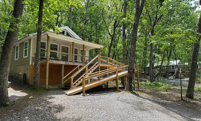 Fort Payne Cabin | 161 m² Cabin ∙ 4 bedrooms ∙ 12 guests