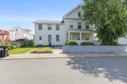 Malden Apartment | 17-19Cozy&Spacious 6BR home in Malden with window AC and free parking
