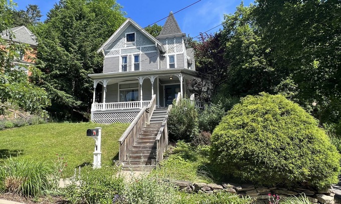 Oneonta House | 17 Cedar - Close to All Star Village in Oneonta, walk to Main St.