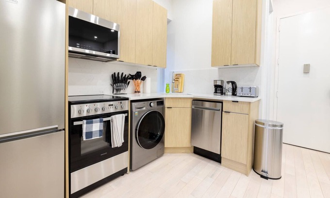 Ukrainian Village Apartment | 170-G 3BR Duplex with Private Yard in E Village