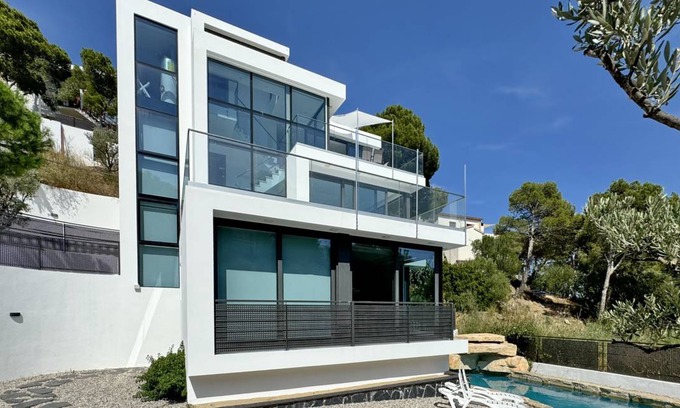 Llanca Villa | 175 m² Villa ∙ 4 bedrooms ∙ 8 guests