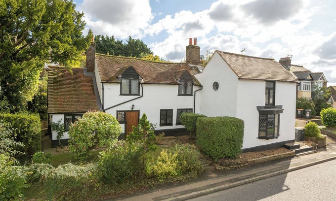 Luton House | 17th century character house with original features, excellent transport links