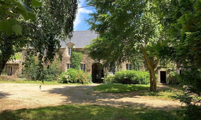 Cite Apartment | 17th century property between the pink granite coast & Lannion, large 46m2 studio flat