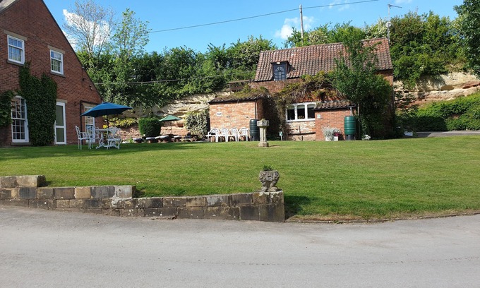 Retford Cabin | 17th-Century1Bed/Studio/PetsOk/Garden/Wifi