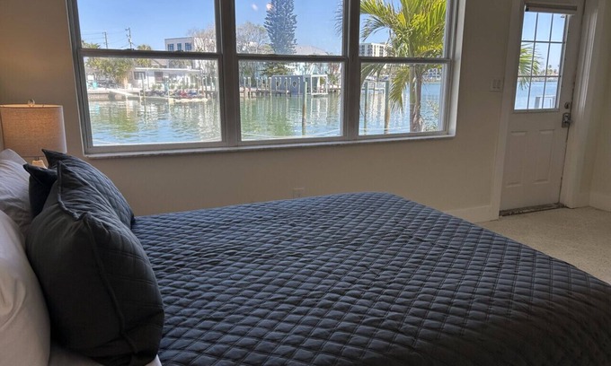Bay Esplanade Apartment | 18 · Bay Front Apartment 18