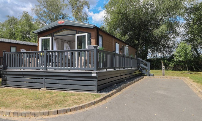 Woodfalls Cottage | 18 DEER GLADE, family friendly, with open fire in Landford