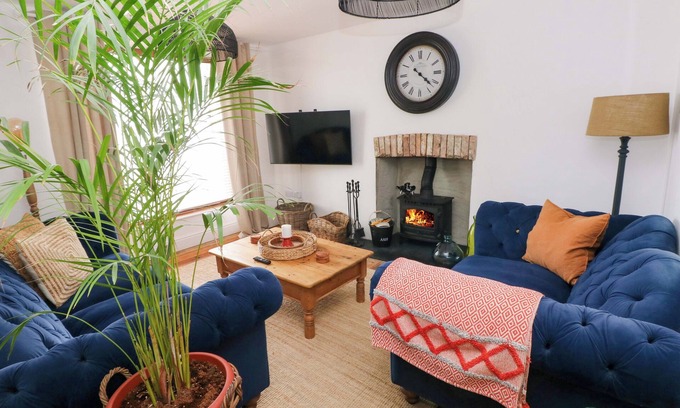 Fishguard House | 18 MAIN STREET, pet friendly, country holiday cottage in Fishguard