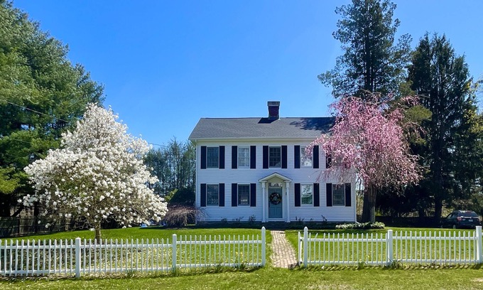 Madison House | 1860's Colonial House Near Downtown and Beaches!