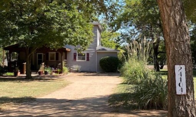 Murdock House | 1880 Country Farmhouse. Quiet-Lake-Hunt-Pets ok
