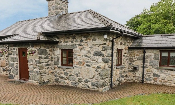 Llanuwchllyn Cottage | 18th Century Quaint Cottage with private lake access, Bala, Snowdonia, N. Wales