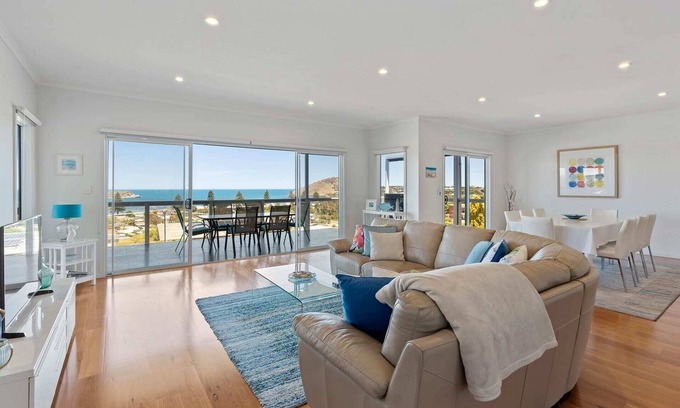 Encounter Bay House | 19 Seacrest Ave: uninterrupted, panoramic sea views from The Bluff to Goolwa