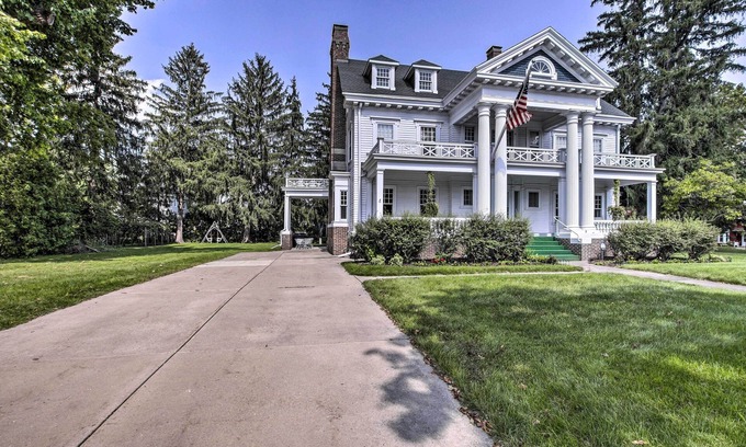 Reedsburg House | 1909 Mansion in Reedsburg near Wisconsin Dells