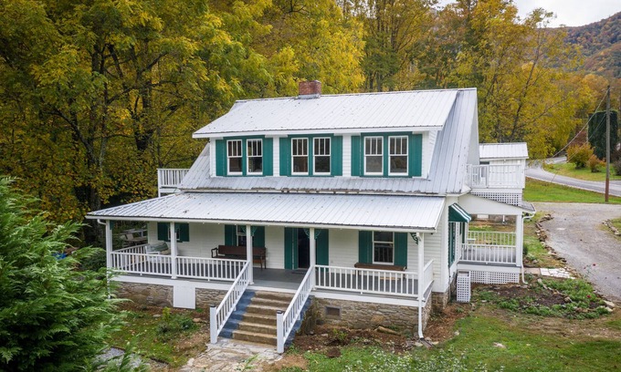 Maggie Valley House | 1912* History with 2023 Technology. A Unique Alternative to Cabins. 2nd Pet Free
