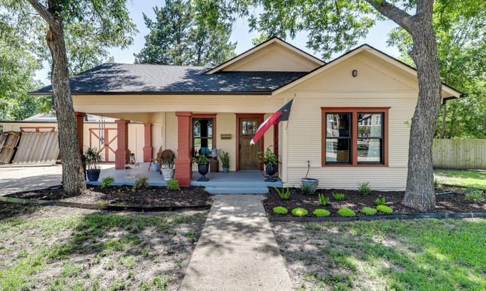 Waxahachie House | 1925 Craftsman Bungalow - 1 Mi to Dtwn Waxahachie!