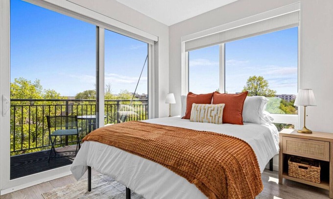 Lyn-Lake Apartment | 1Bed Eat Street Apt W/Lounge + Gym +Whittier Park
