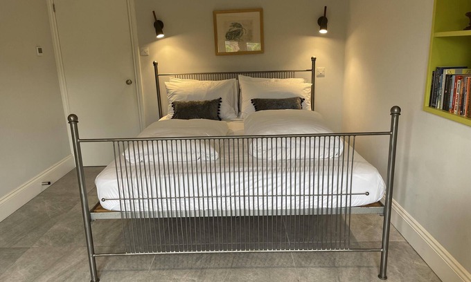 The Park Apartment | 1BedApt PrivateEstate w/Free Parking - 10minToCity