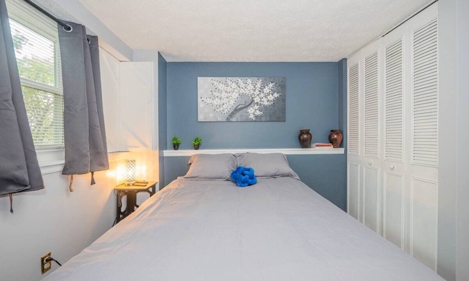 Bowie House | 1Bedroom Newly Renovated Basement Suite w/Parking
