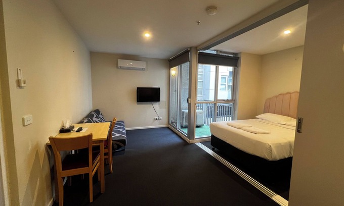 Carlton South Apartment | 1BR Apartment for 3 | CBD Prime Location | Walks to Attractions