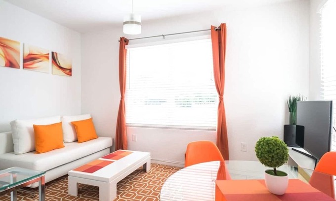 North Beach Apartment | 1BR Collins 2Blocks to Ocean + Free Street Parking