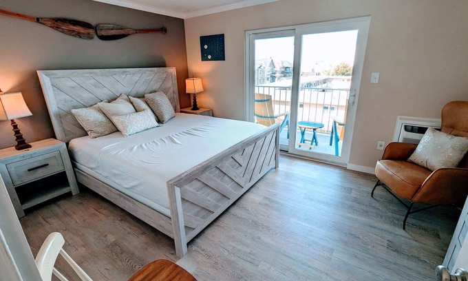 North End Apartment | 1BR Pent. Ste/pullout sofa/1 block Beach/Boards