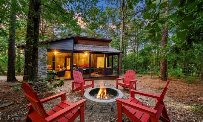 Broken Bow Cabin | 1BR Romantic Luxury Cabin | Hot Tub & Fireplace