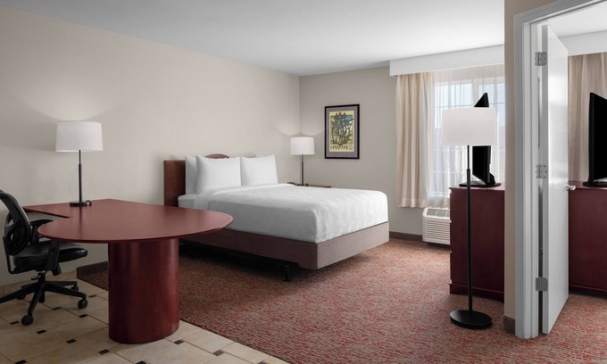 The East Side Hotel | 1BR Suite Near SF – Kitchen, DVD Library & Fresh Cookies!