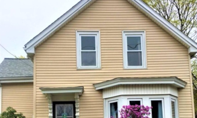 Stoughton House | 2-3 Bedroom House Between Boston & Providence in Active, Friendly Town