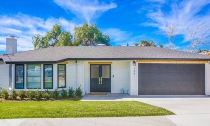 Loma Alta House | 2.5 mi beach~fresh & comfy 3 bedroom~Sleeps 8