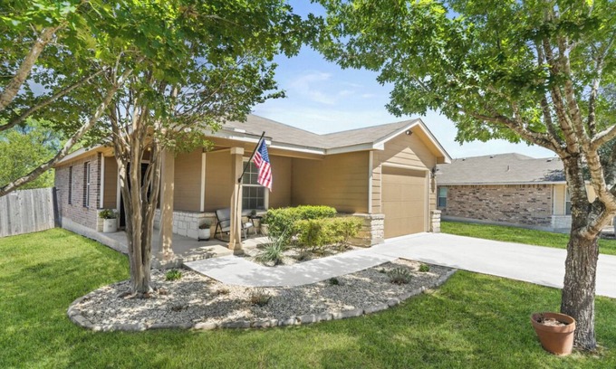 Southside House | 2.5 miles to Lackland BMT/12 miles to Sea World/Riverwalk