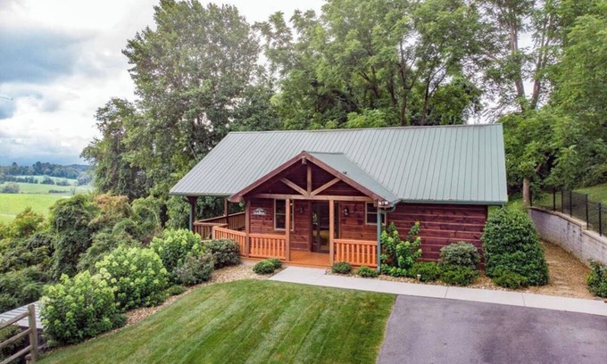 Emory Cabin | 2 Acres of pure paradise with amazing Mountain View’s! Minutes from Emory&Henry