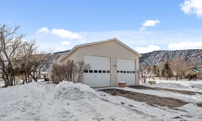 Basalt House | 2 Acres Remodel WalkTo Willit